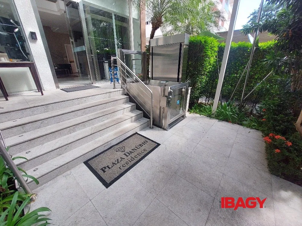 4-bedroom apartment in a building with a pool — photo 4