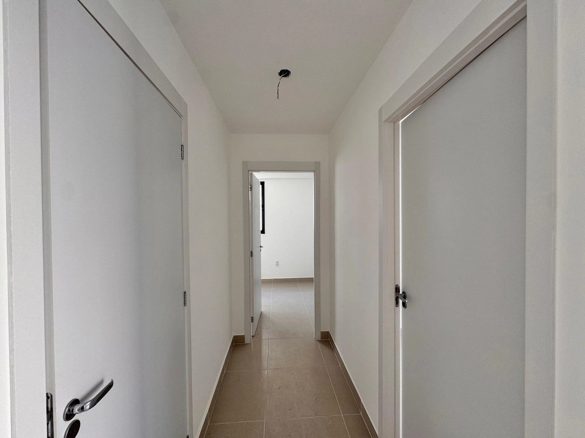 Unfurnished 2-bedroom apartment with parking and balcony — photo 43