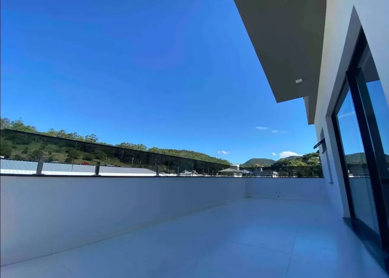 Balcony with a grill in a 3-bedroom house, 240 m² — photo 9