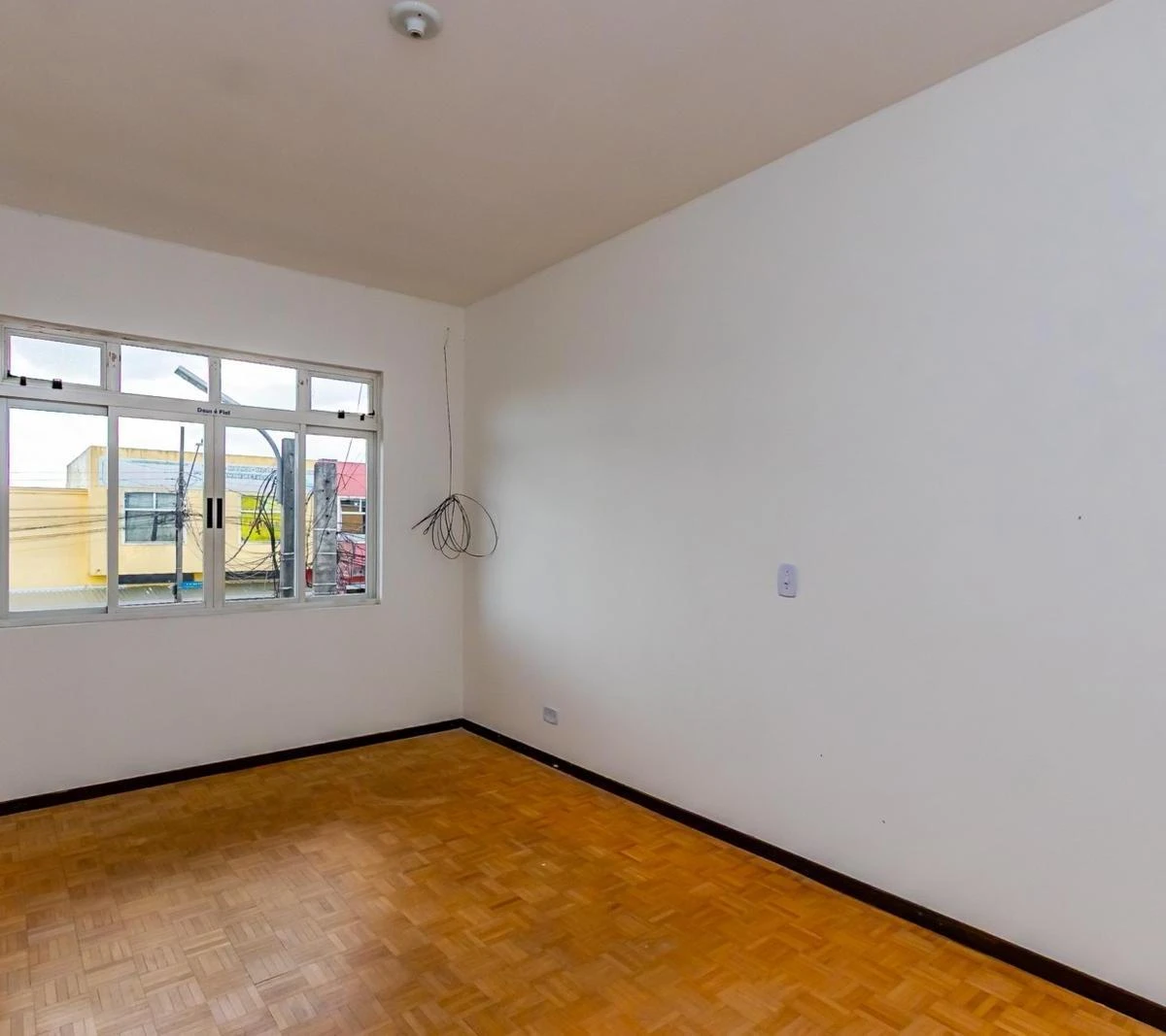 Деревянный пол или ламинат и 3 спальни: квартира 140 м² — photo 16