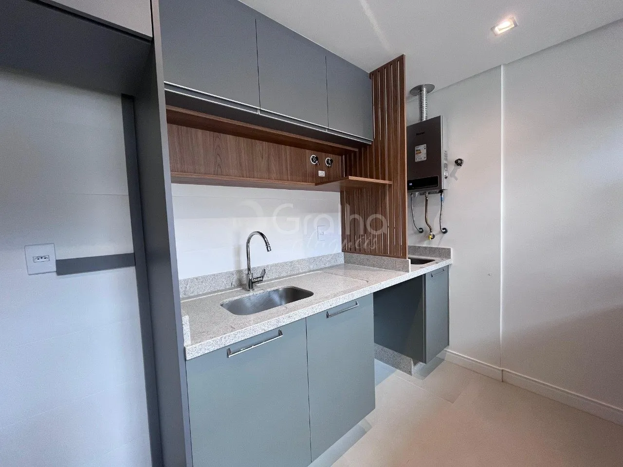 Floor-to-ceiling windows in a one-bedroom apartment, 80 m² — photo 6