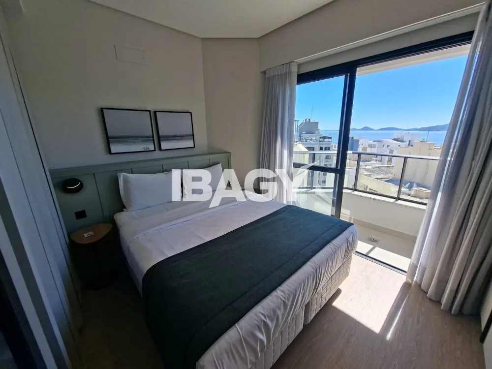 Studio with a glassed-in balcony and open-plan kitchen — photo 115