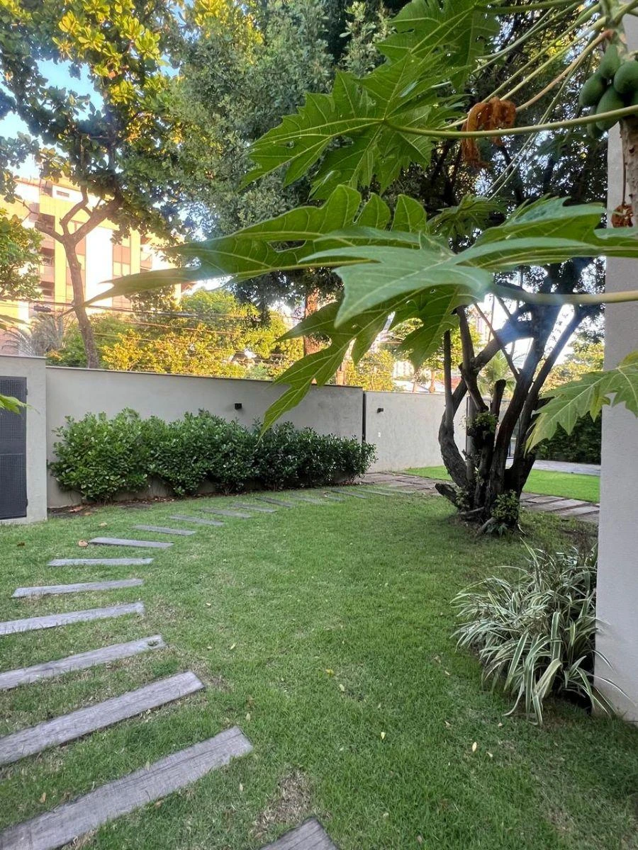 House with 4 en-suite bedrooms and 430 m² with 3 spots — photo 13