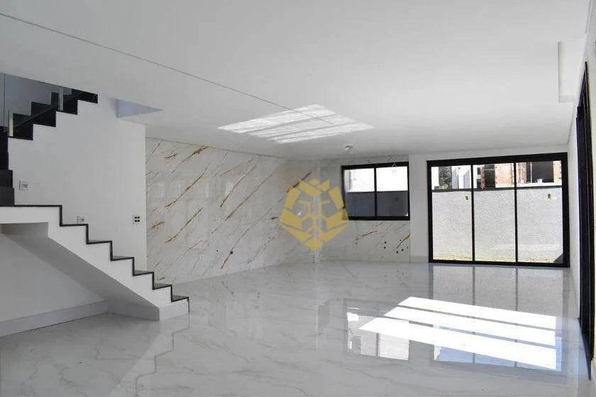 Three-storey house with 3 en-suite bedrooms and a private garden — photo 2