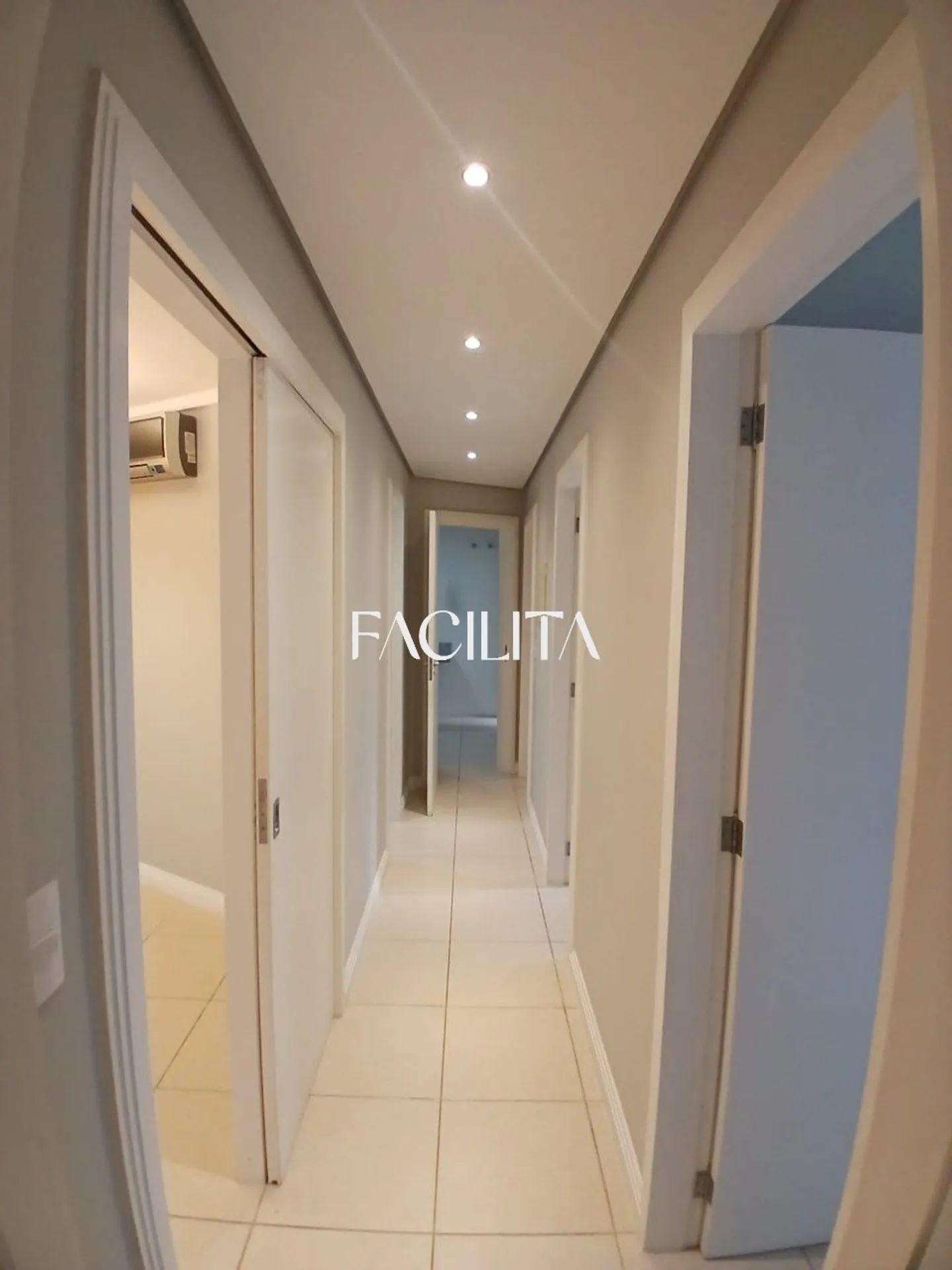 Apartamento de 3 dormitorios con baño en suite y balcón — photo 30