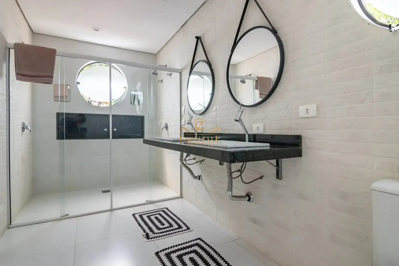 Furnished contemporary house with 3 bedrooms and 540 m² — photo 20