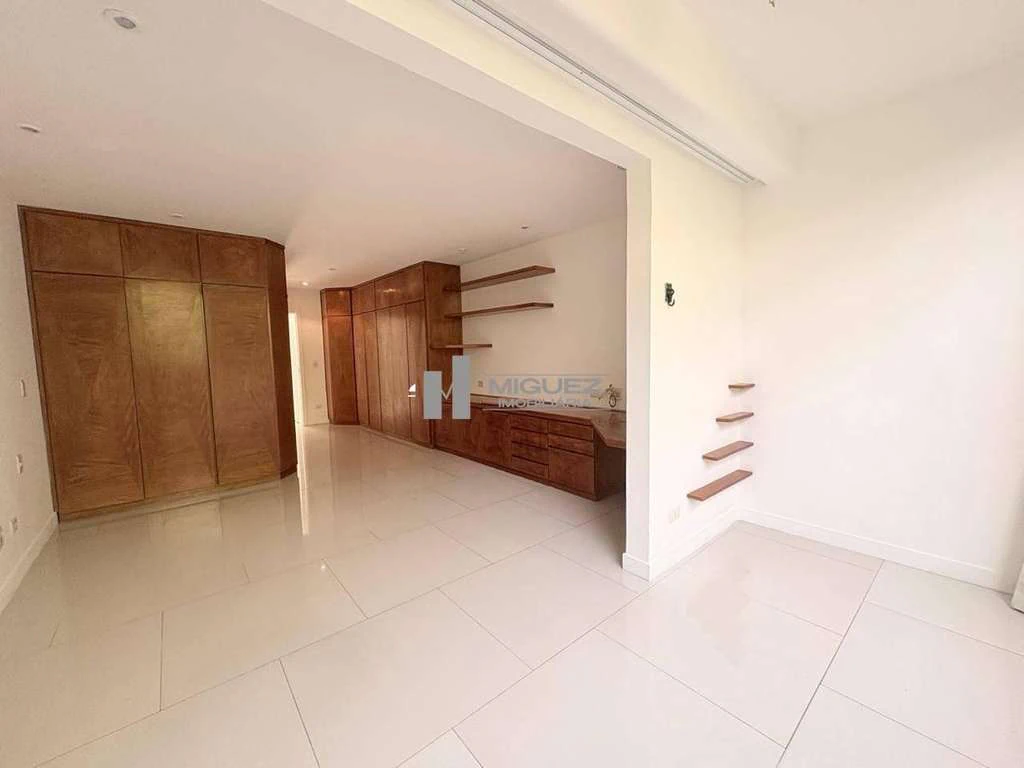 273 m² triplex house with 3 parking spaces and 5 baths — photo 22