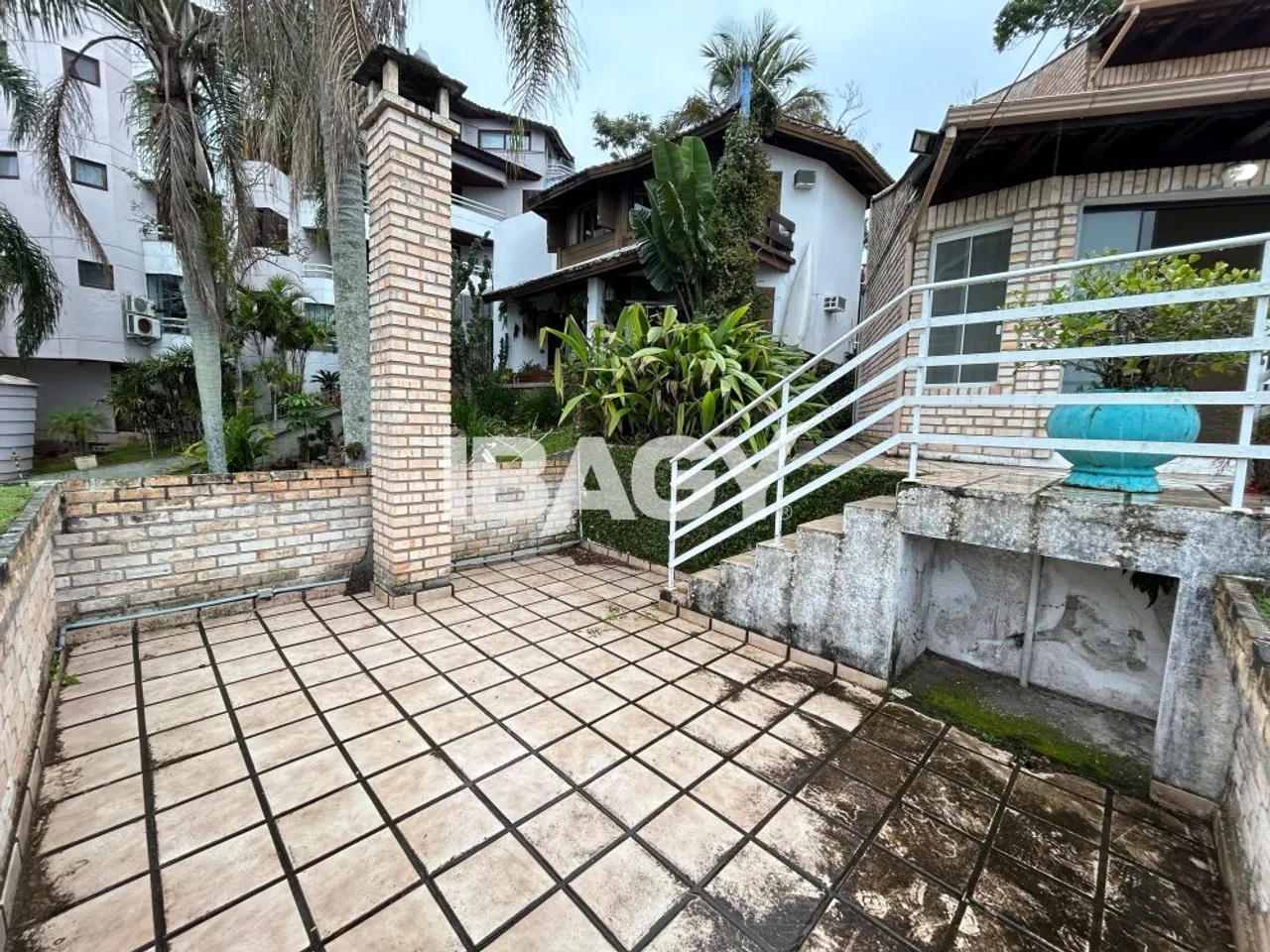 Casa amueblada con cocina cerrada y zona de lavandería — photo 19