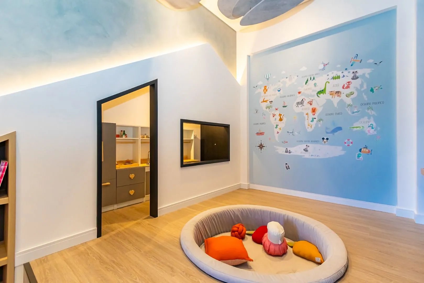 Furnished apartment, 78 m², with a glass-enclosed balcony — photo 177