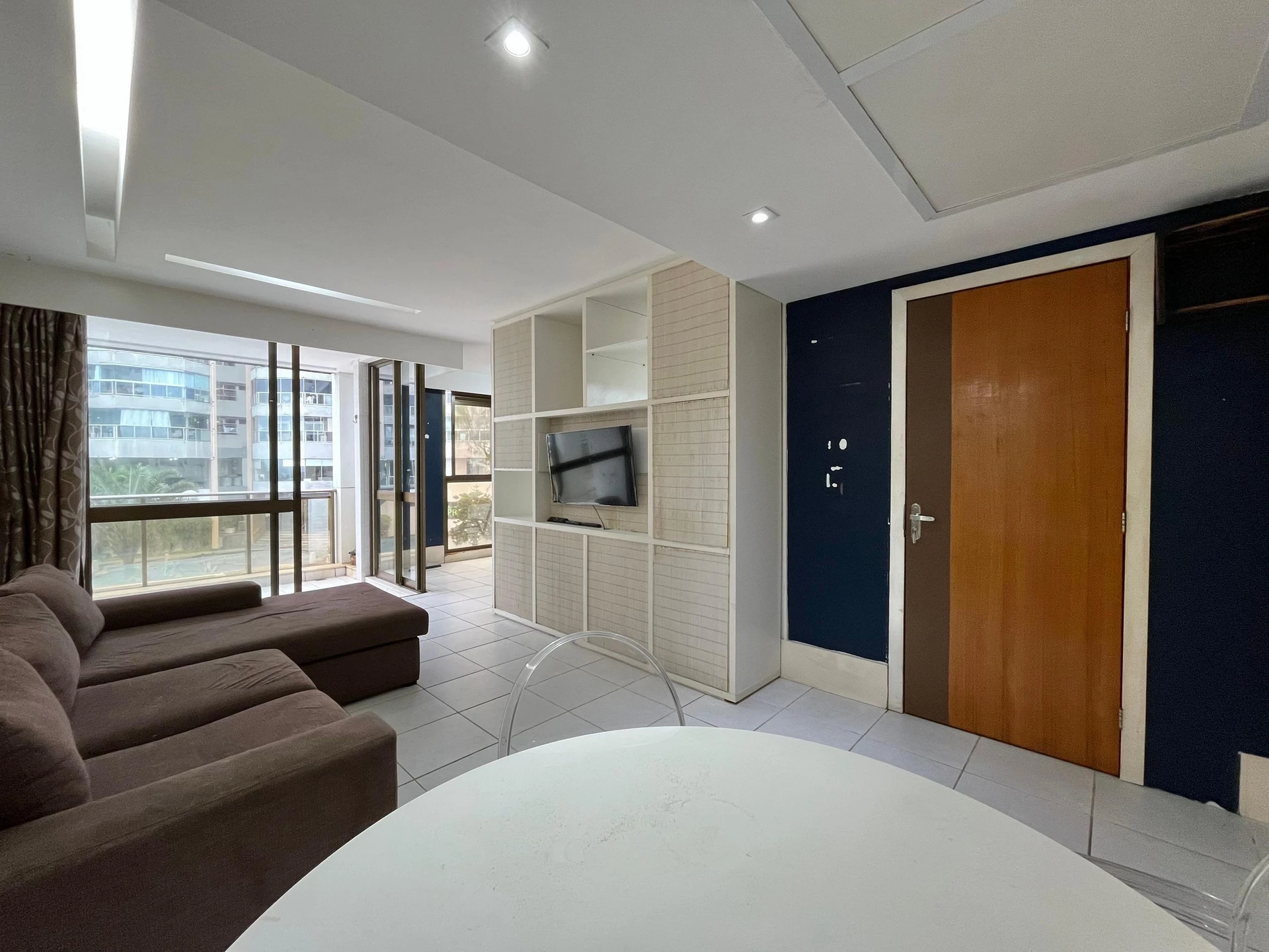 One-bedroom apartment with a washing machine — photo 3