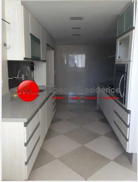 Glass-enclosed balcony in a 4-bedroom apartment, 300 m² — photo 2