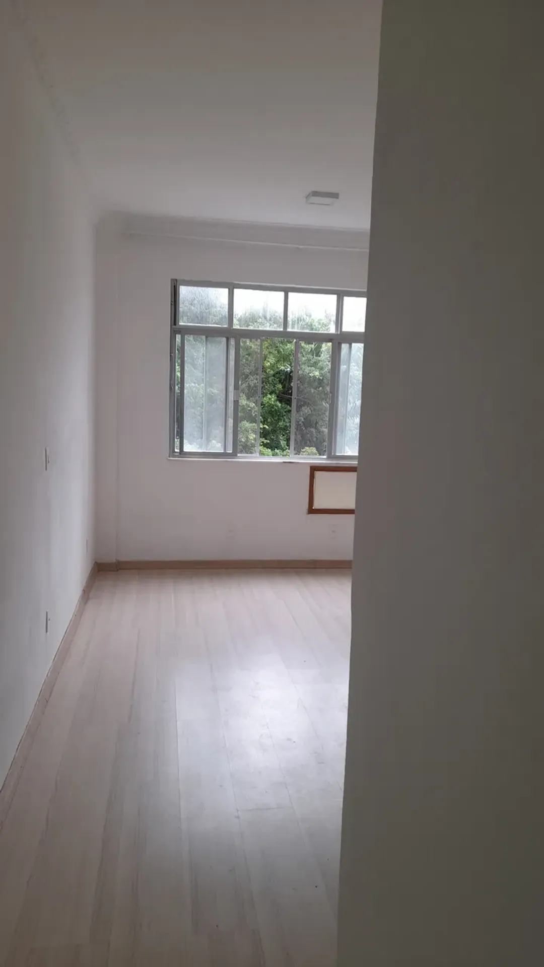Studio on the 4th floor with wood or laminate floors — photo 5
