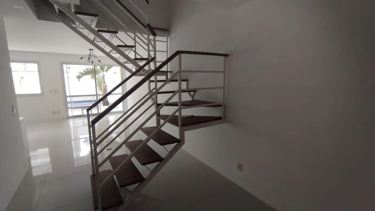 Balcony with a grill in a 5-bedroom house, 220 m² — photo 2