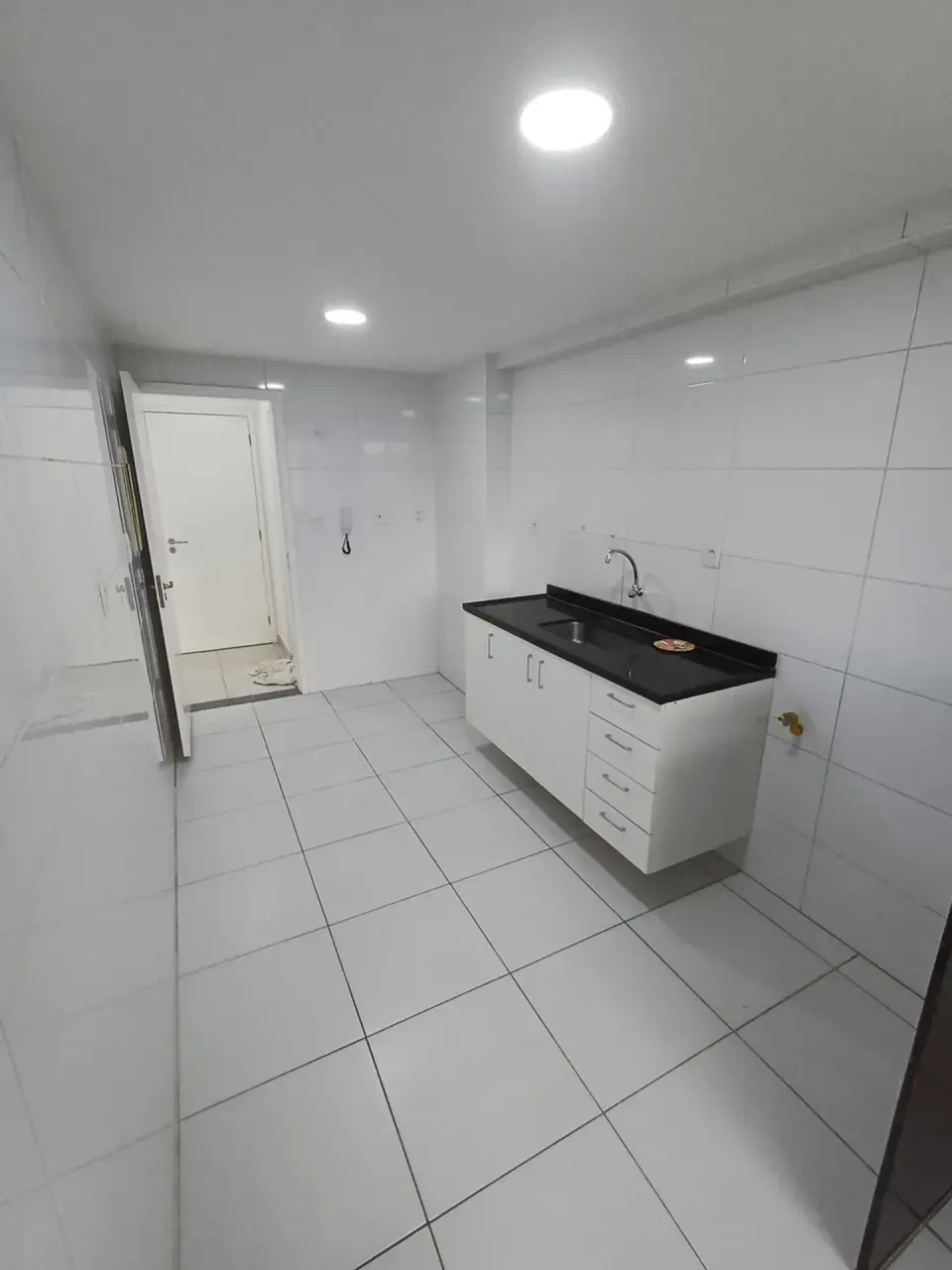 3-bedroom apartment with 3 bathrooms and 2 parking spots — photo 4