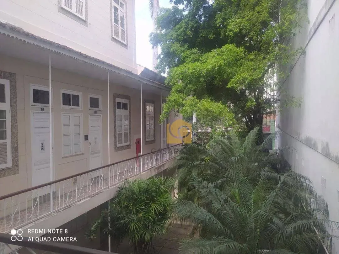 Casa com 2 dormitórios e piso de madeira na sala — photo 14
