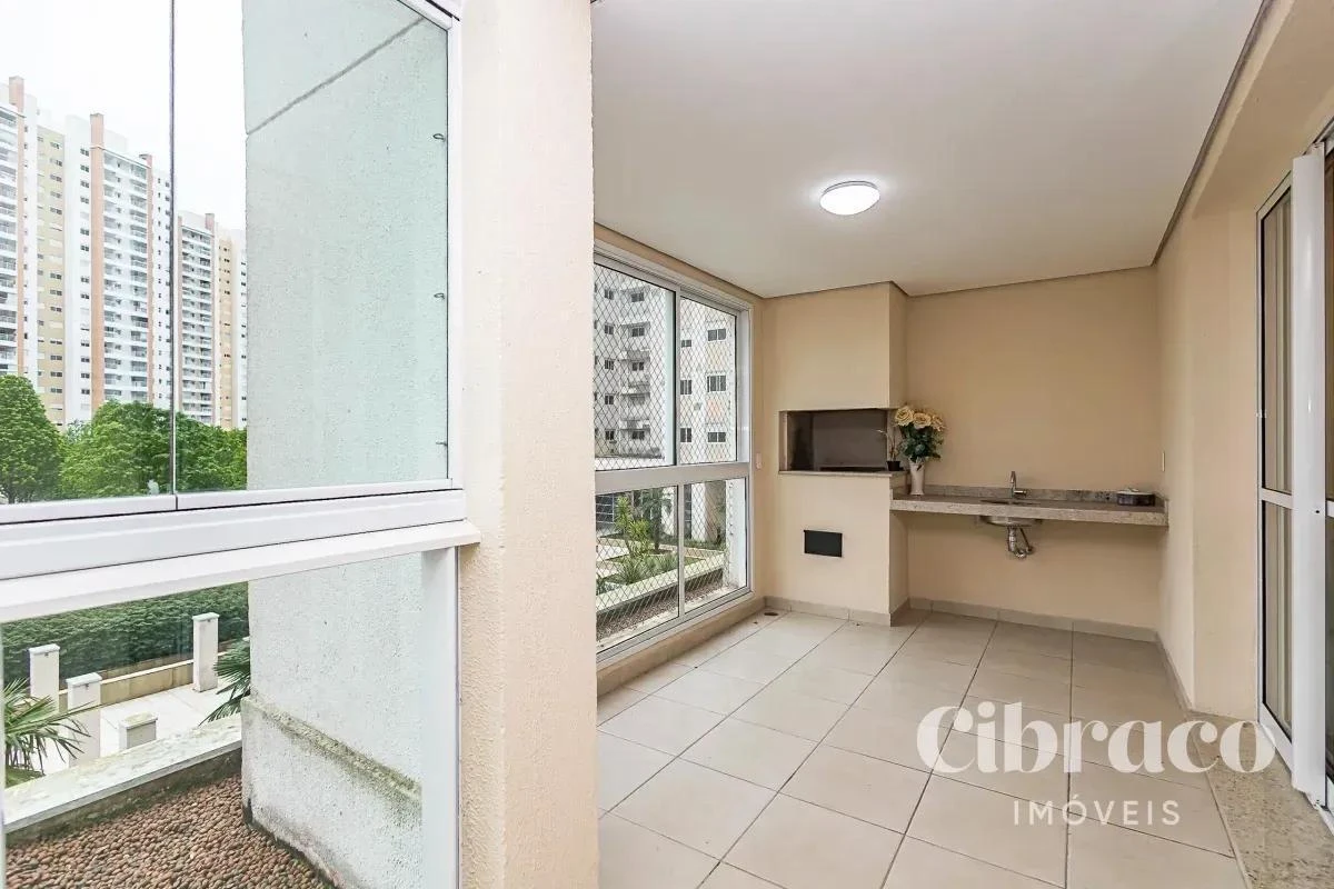 Balcony with a grill in a 4-bedroom apartment, 131 m² — photo 19