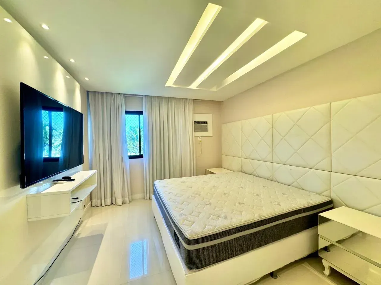 4-bedroom apartment in a building with a heated pool — photo 5