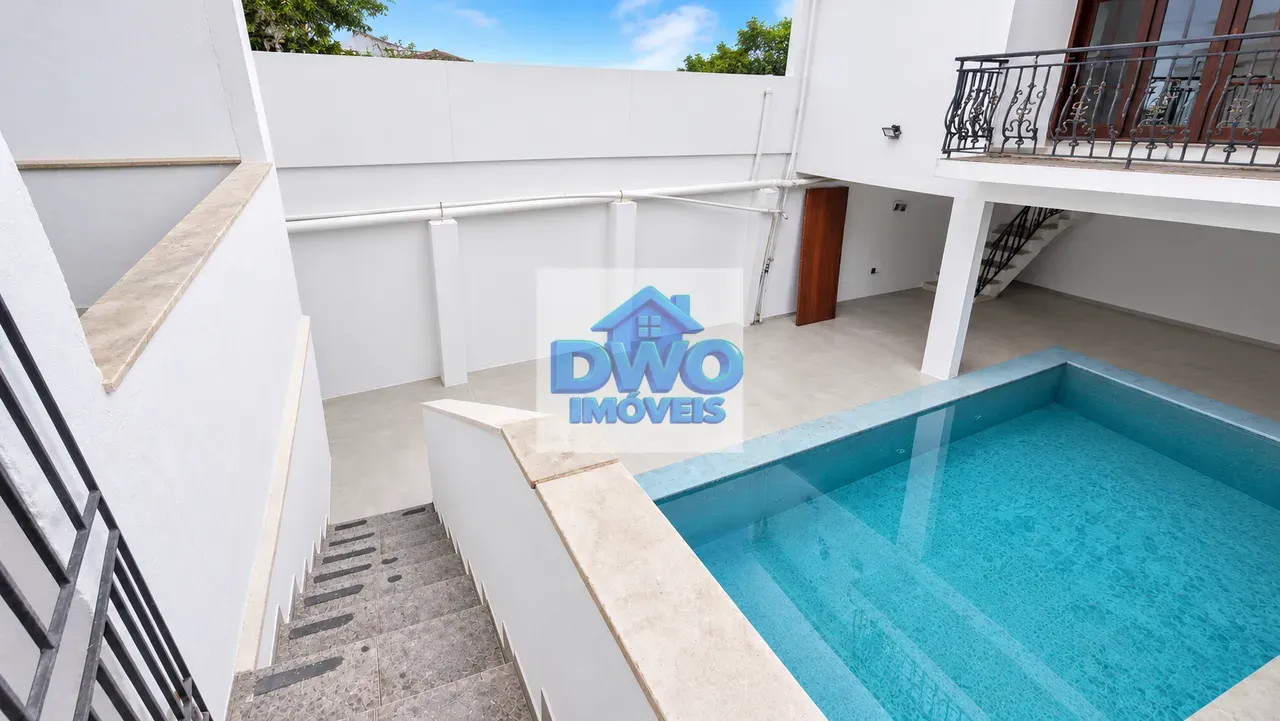 House, 250 m², with a glass-enclosed balcony — photo 12