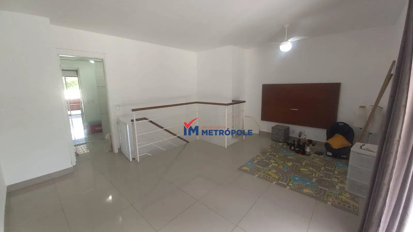 Balcony with a grill in a 4-bedroom apartment, 234 m² — photo 18