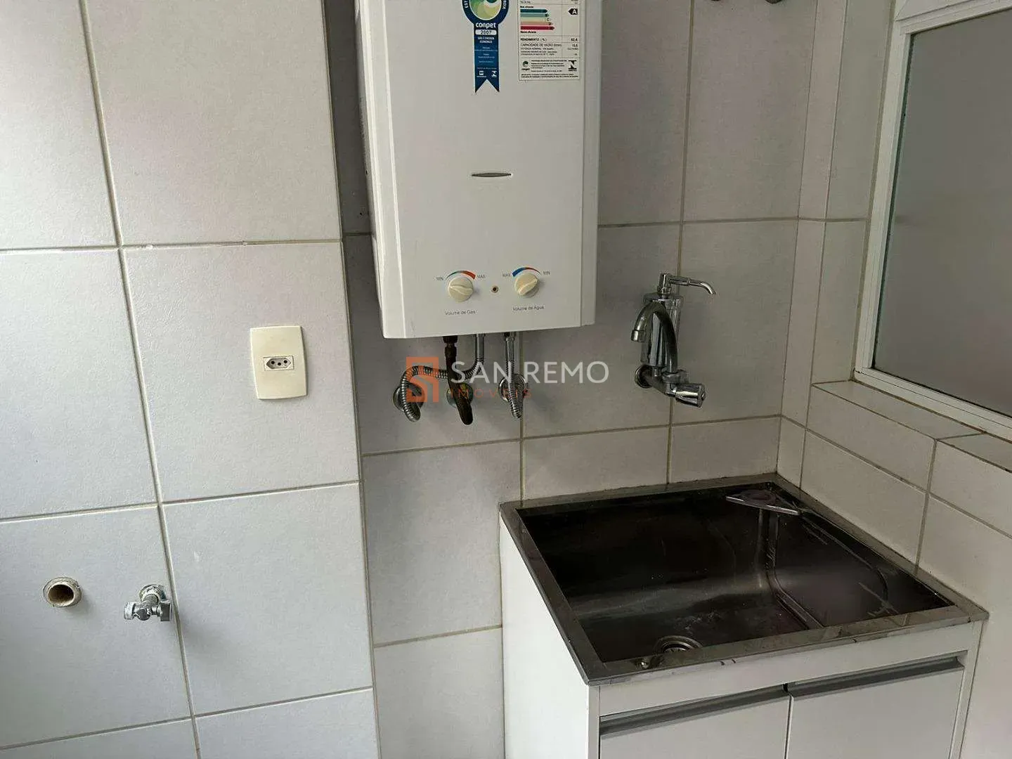 2-bedroom apartment in a building with a pool — photo 10