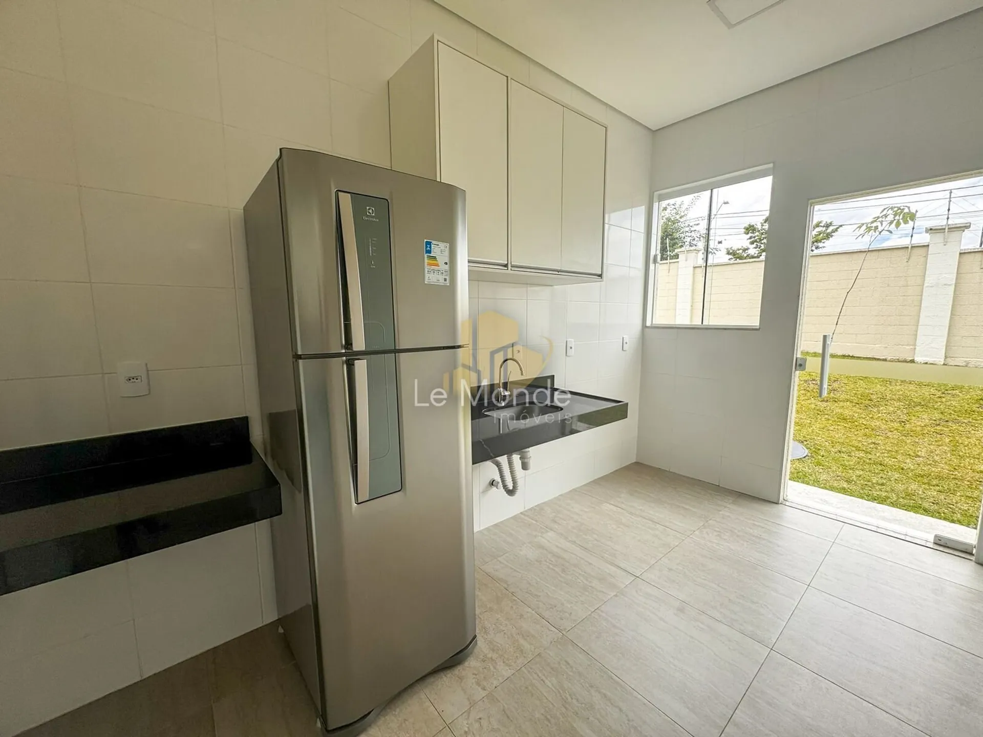 2-bedroom apartment with open-plan kitchen and gas stove — photo 47