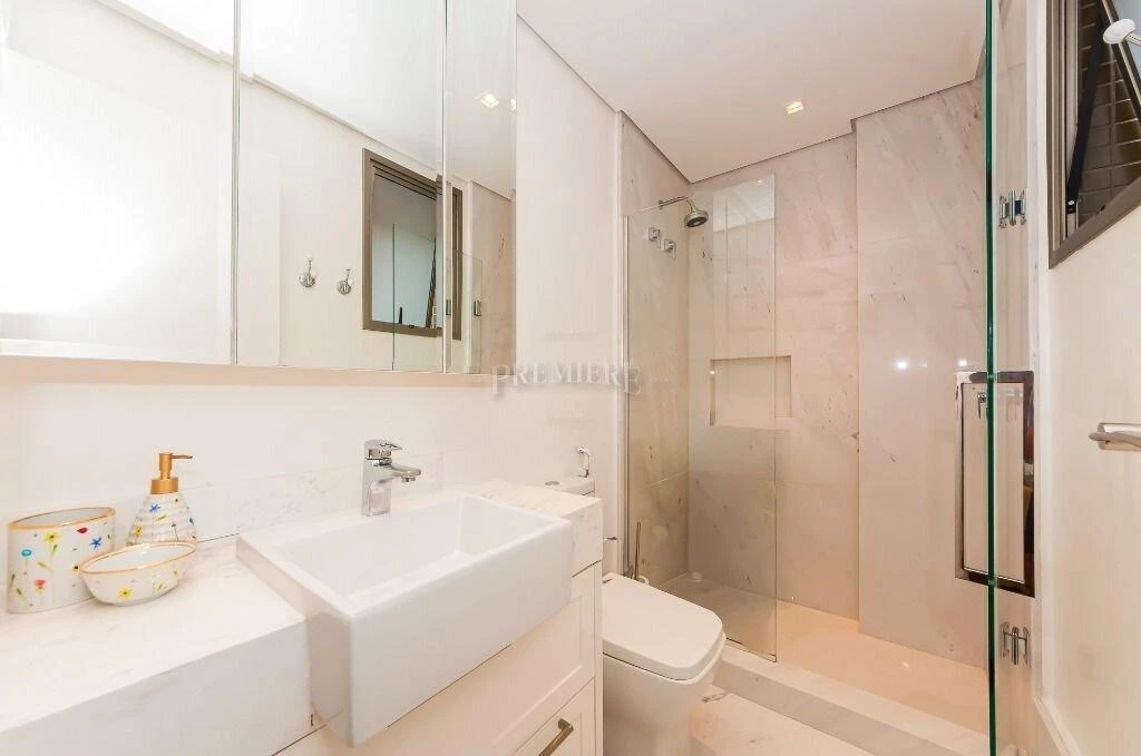 266 m² apartment with a walk-in closet and a bathtub — photo 31