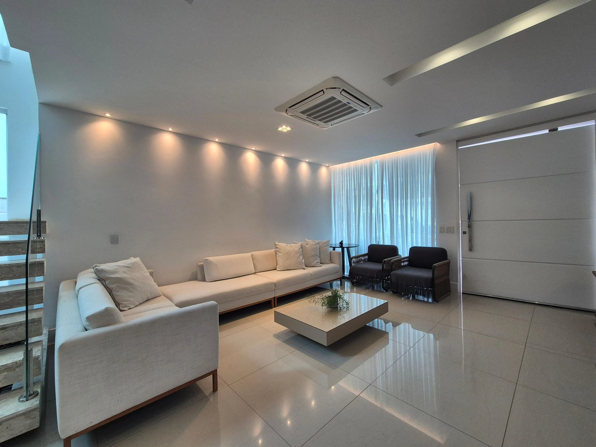 5-bedroom house with floor-to-ceiling windows — photo 20