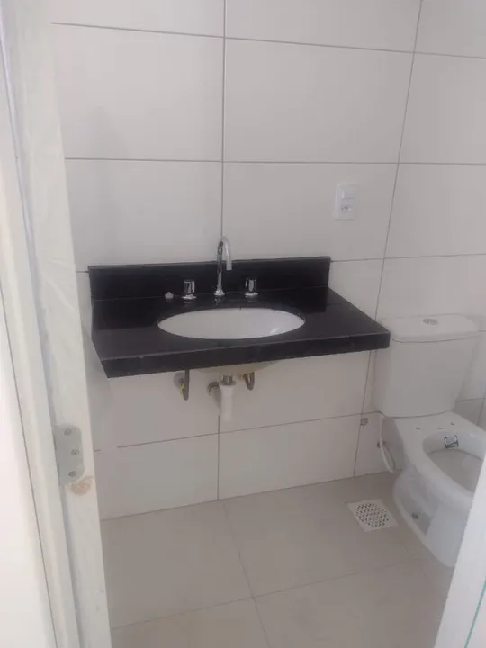 Unfurnished 2-bedroom apartment with compact kitchenette — photo 4