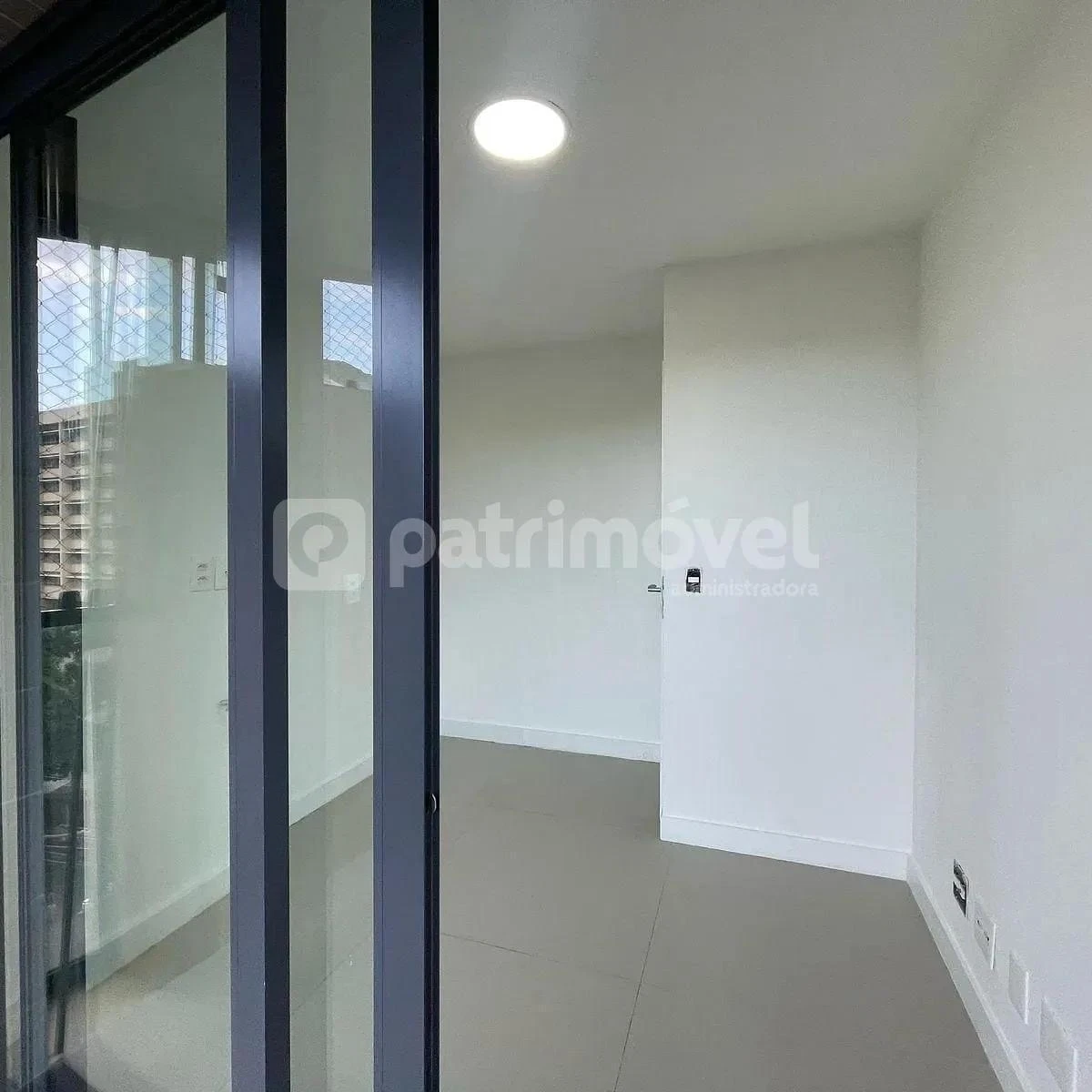 Невмебльована квартира з 3 кімнатами та 197 м² — photo 16