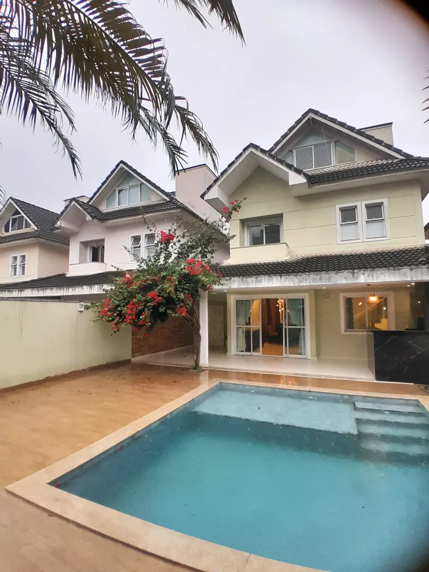 House with 4 en-suite bedrooms and 3 parking spots — photo 24