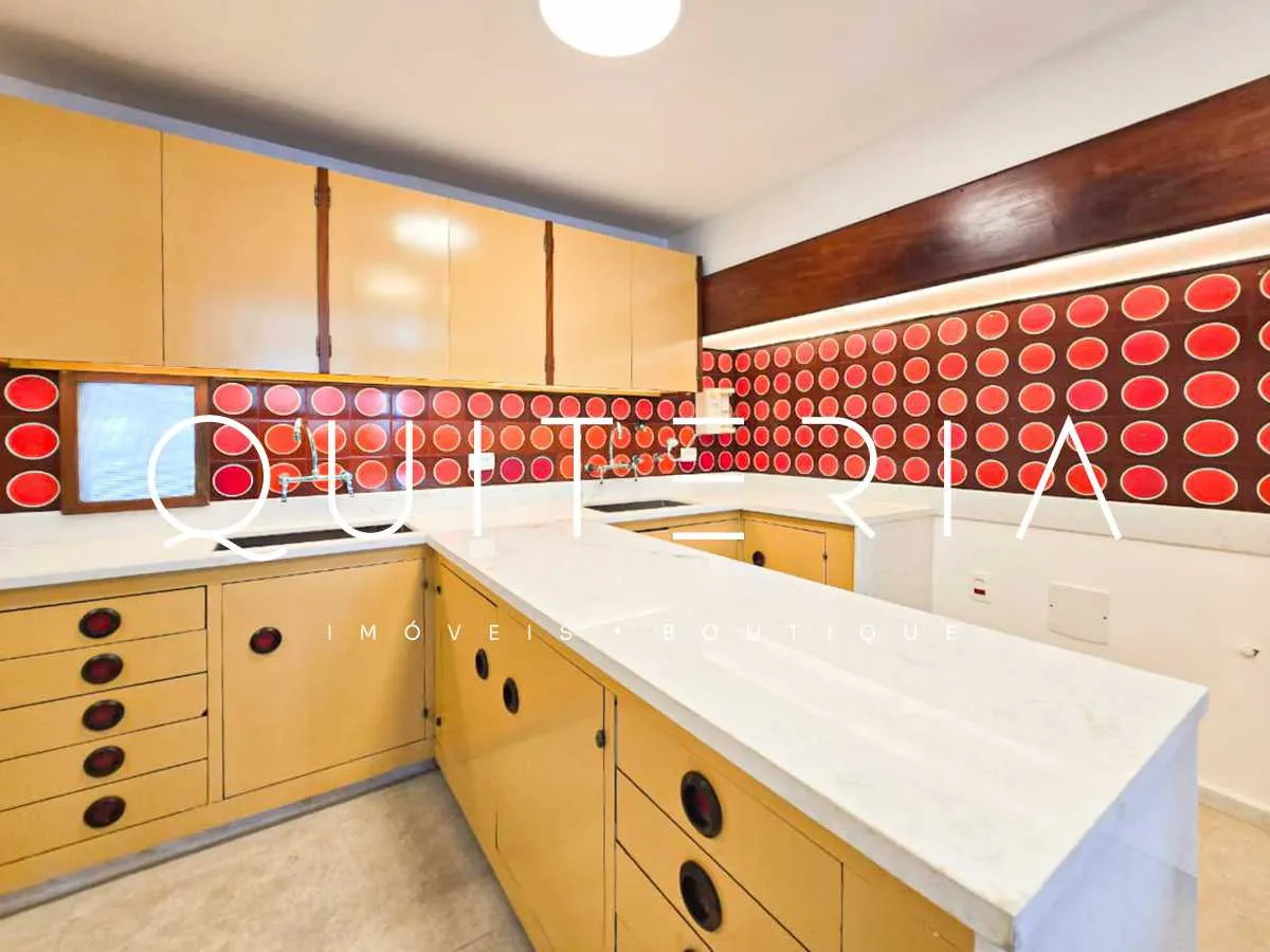 4-bedroom apartment with 4 bathrooms across 300 m² — photo 25