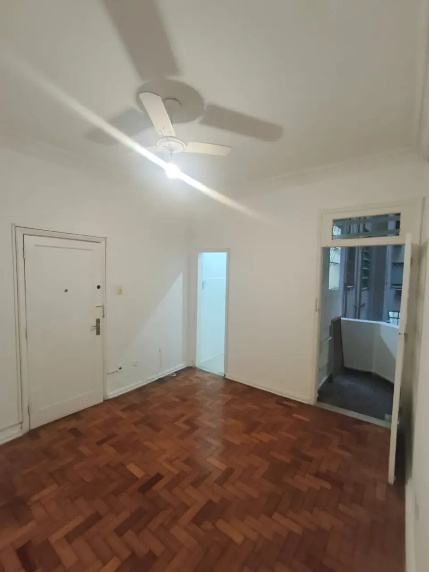 Деревянный пол или ламинат и 1 спальня: квартира 35 м² — photo 7