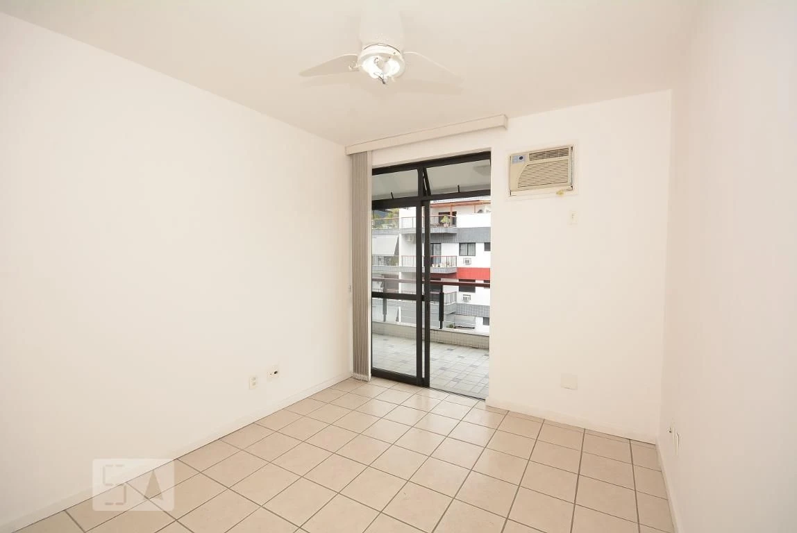 4-bedroom apartment in a building with a pool — photo 51