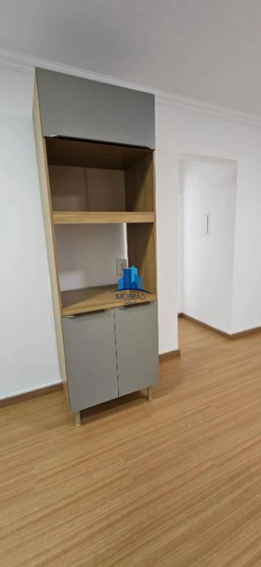 Wood or laminate floors in a one-bedroom apartment, 35 m² — photo 4