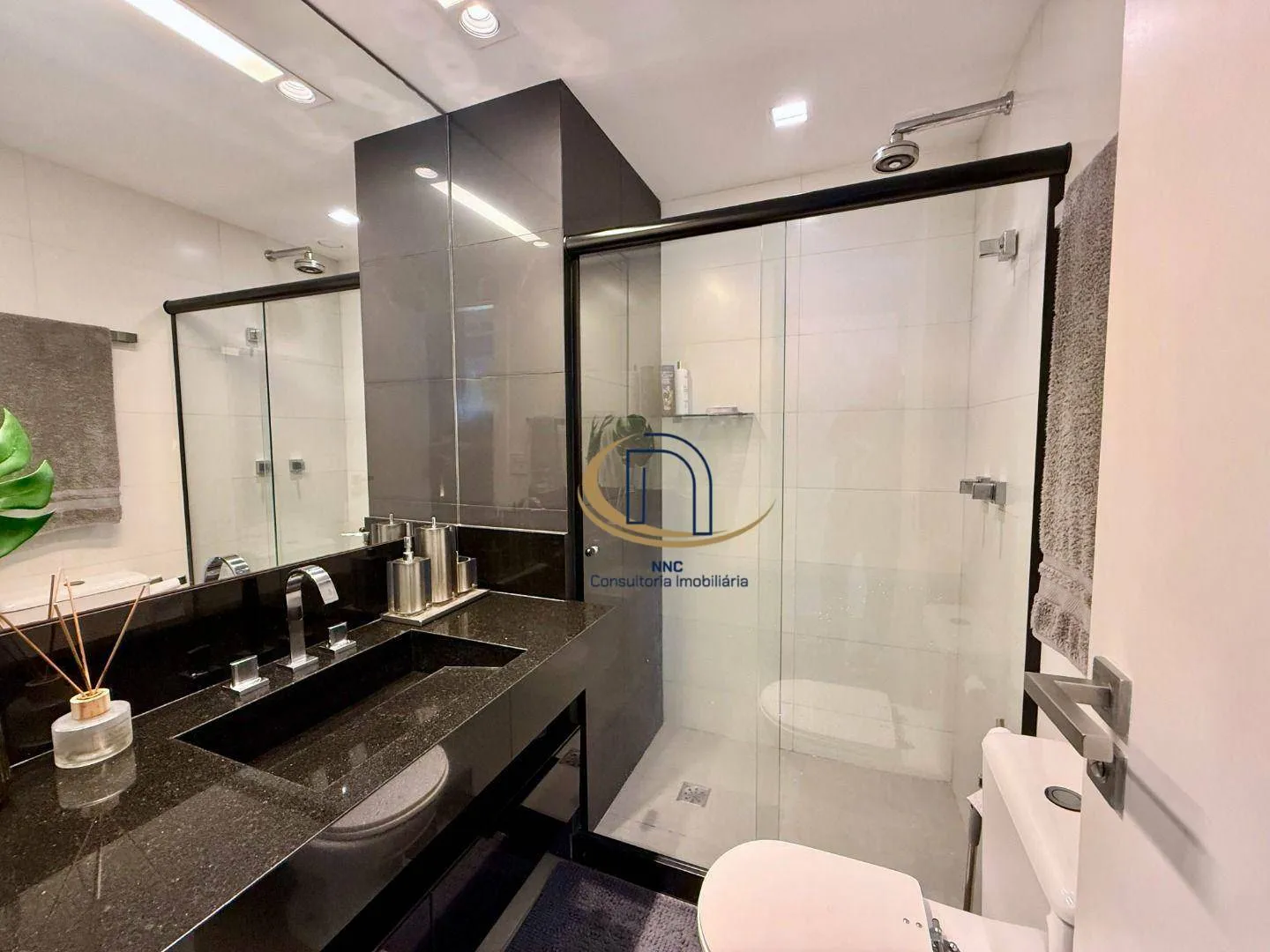 Front-facing penthouse with 215 m² and 4 bedrooms — photo 36