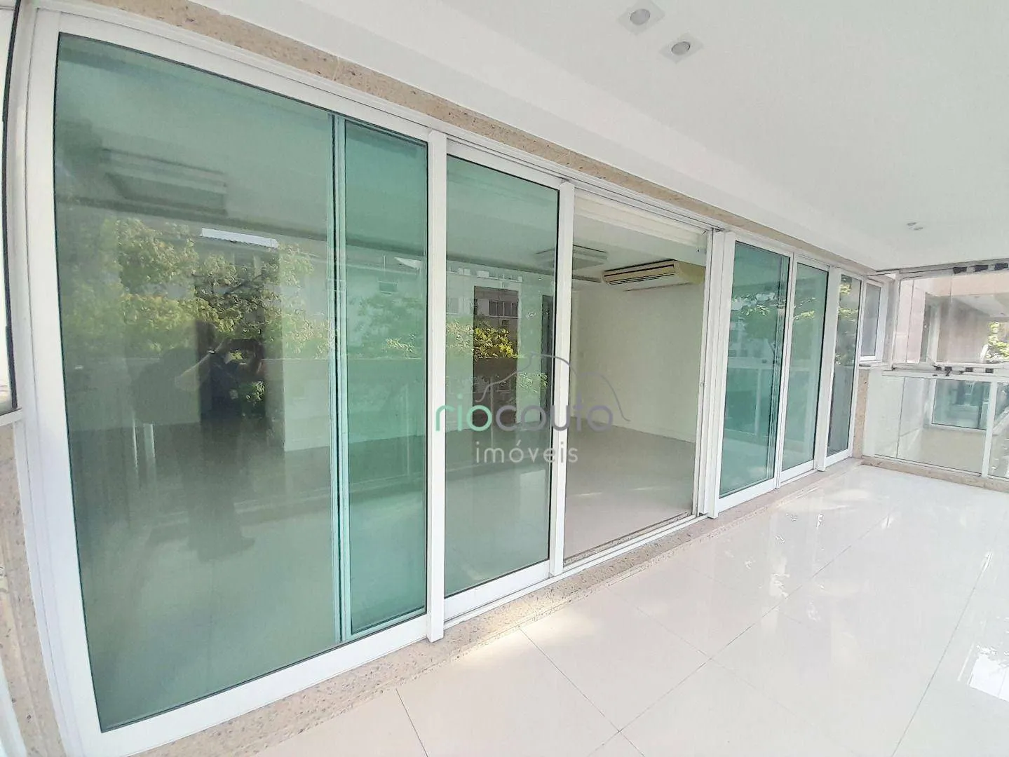 Apartamento de 4 dormitórios com 5 banheiros e área 198 m² — photo 31