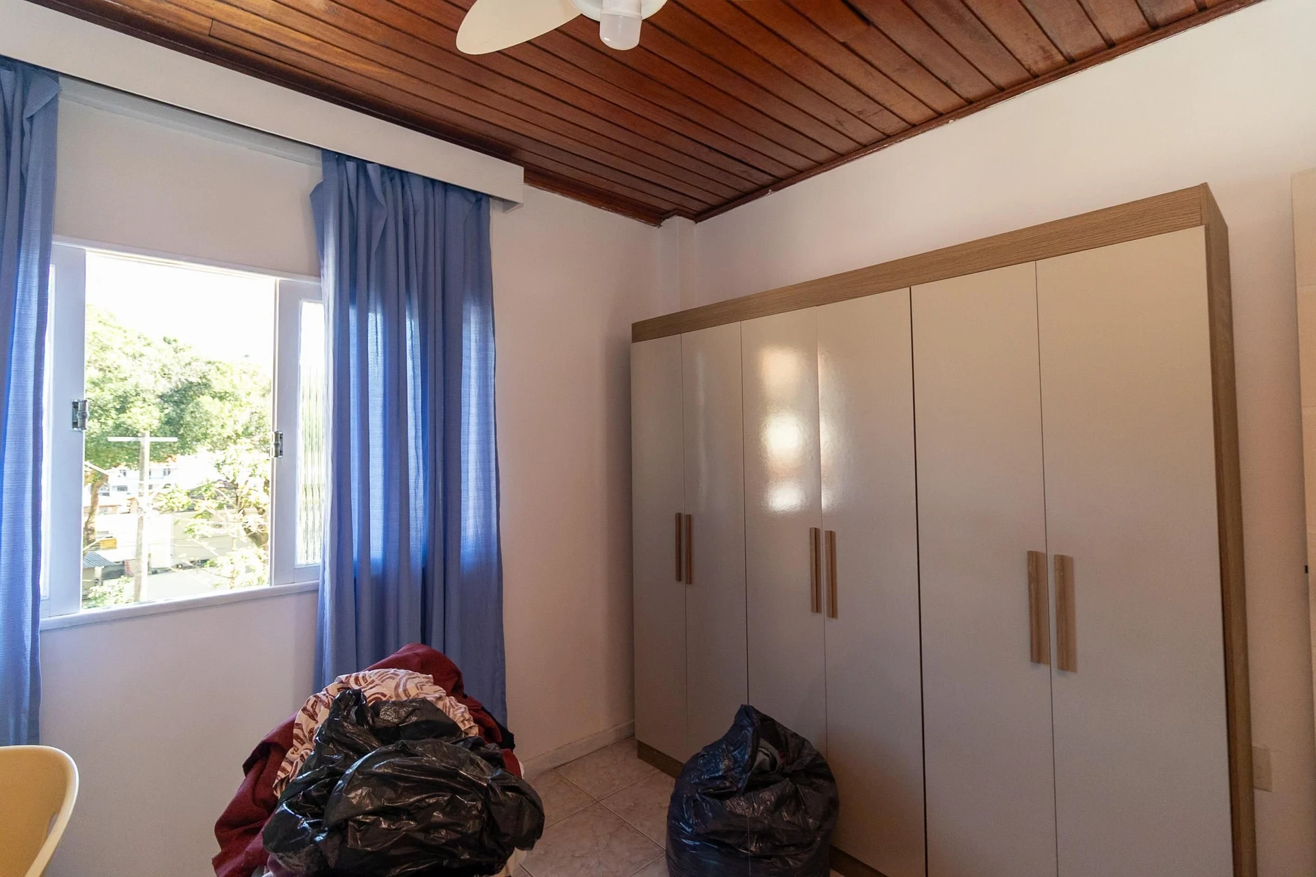 Furnished 4-bedroom apartment with balcony and desk area — photo 35
