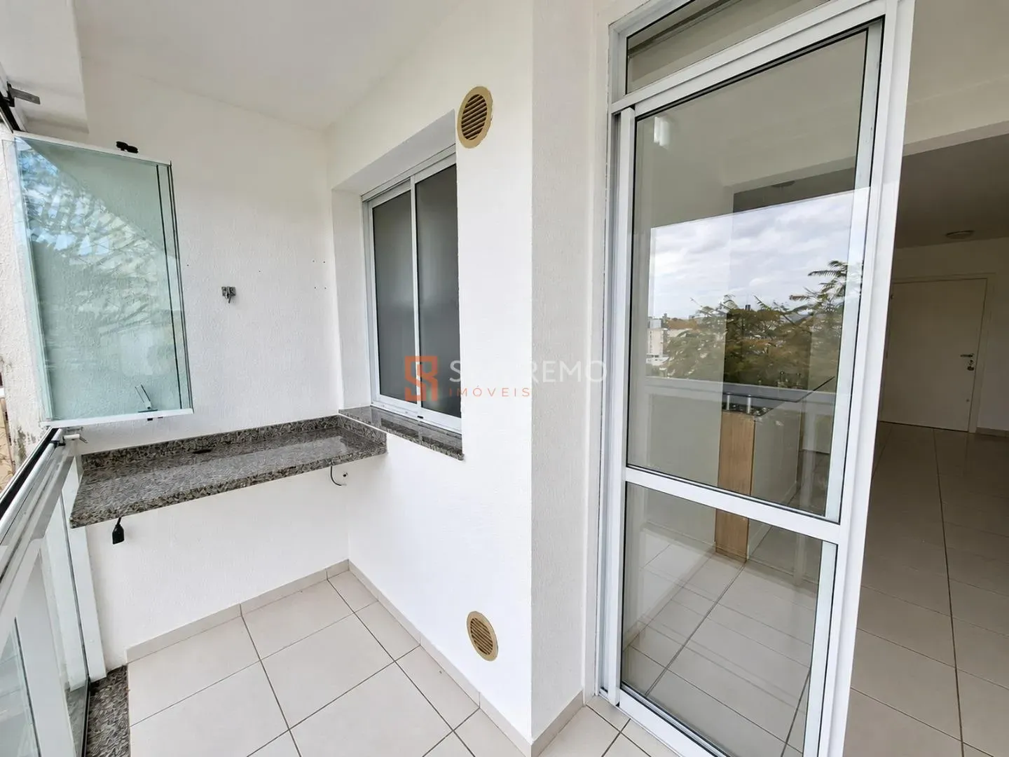 Furnished apartment, 71 m², with a glass-enclosed balcony — photo 11
