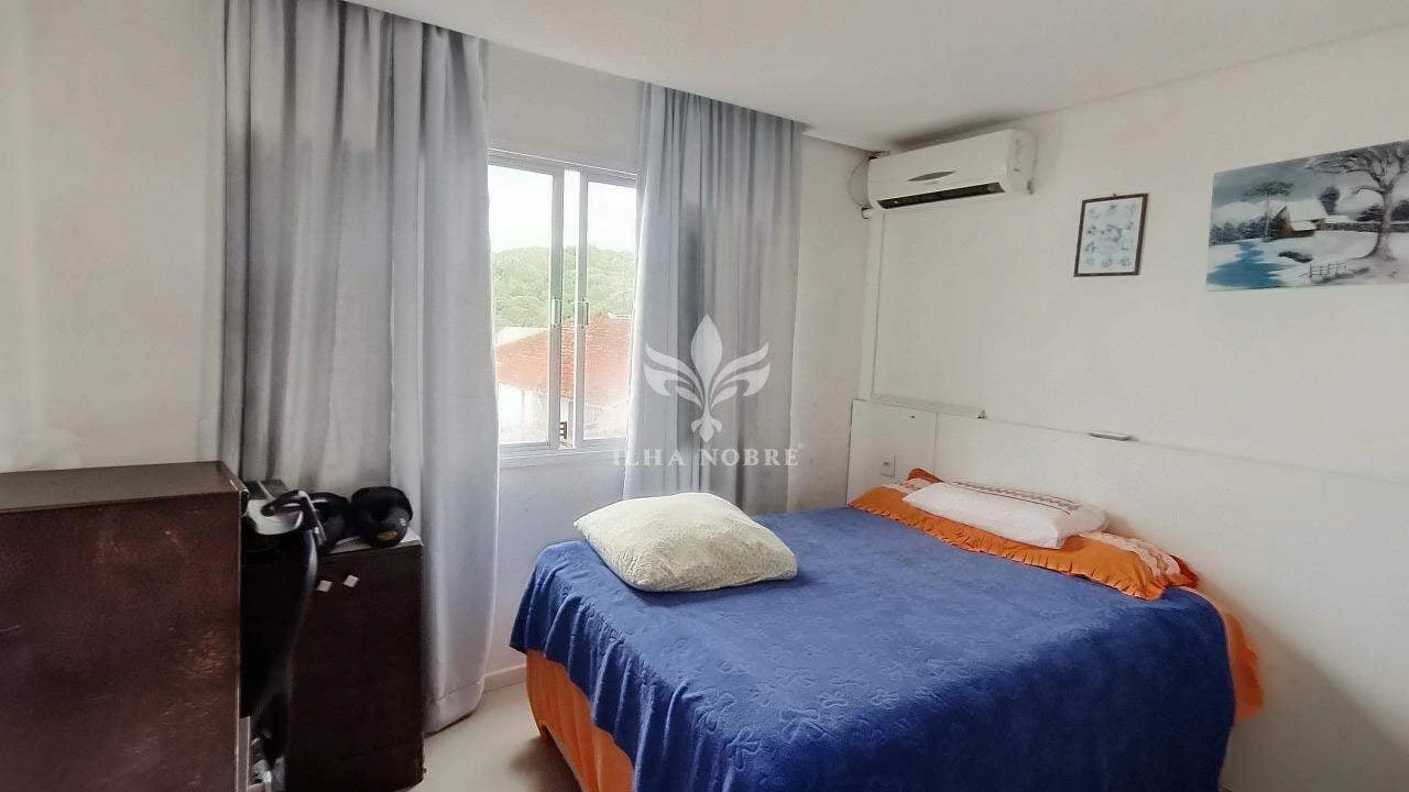 Glass-enclosed balcony in a 4-bedroom house, 400 m² — photo 12