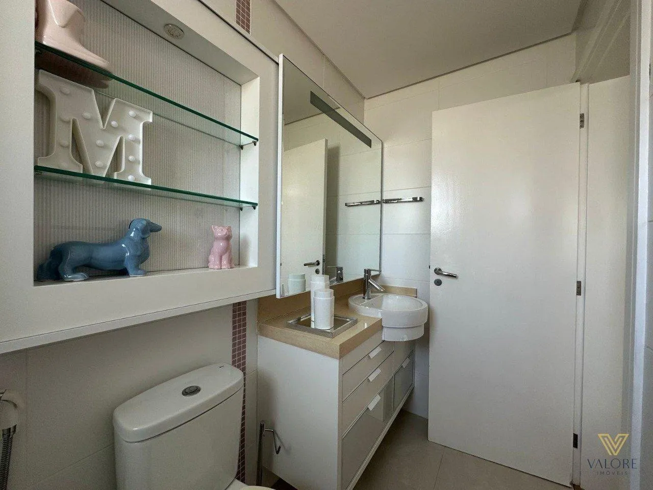 Walk-in closet in a 3-bedroom apartment, 227 m² — photo 31