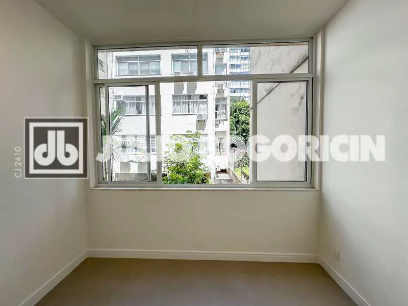 Walk-in closet in a 3-bedroom apartment, 110 m² — photo 20