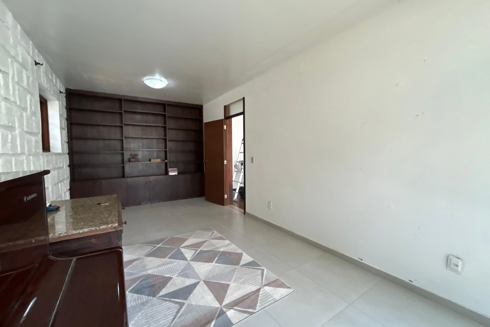 300 m² house with a jacuzzi and a bathtub — photo 13