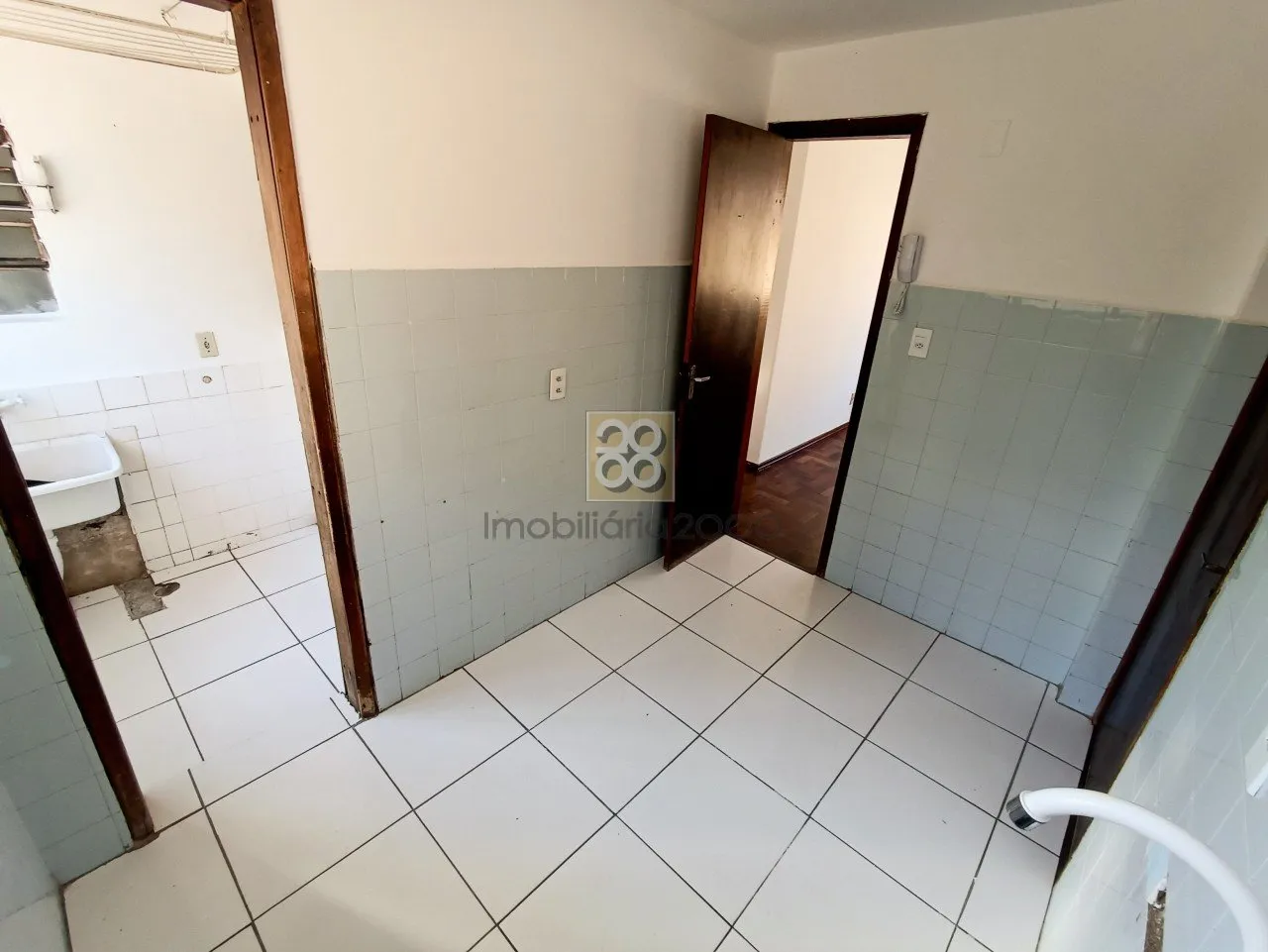 Wood or laminate floors in a 3-bedroom apartment, 60 m² — photo 6