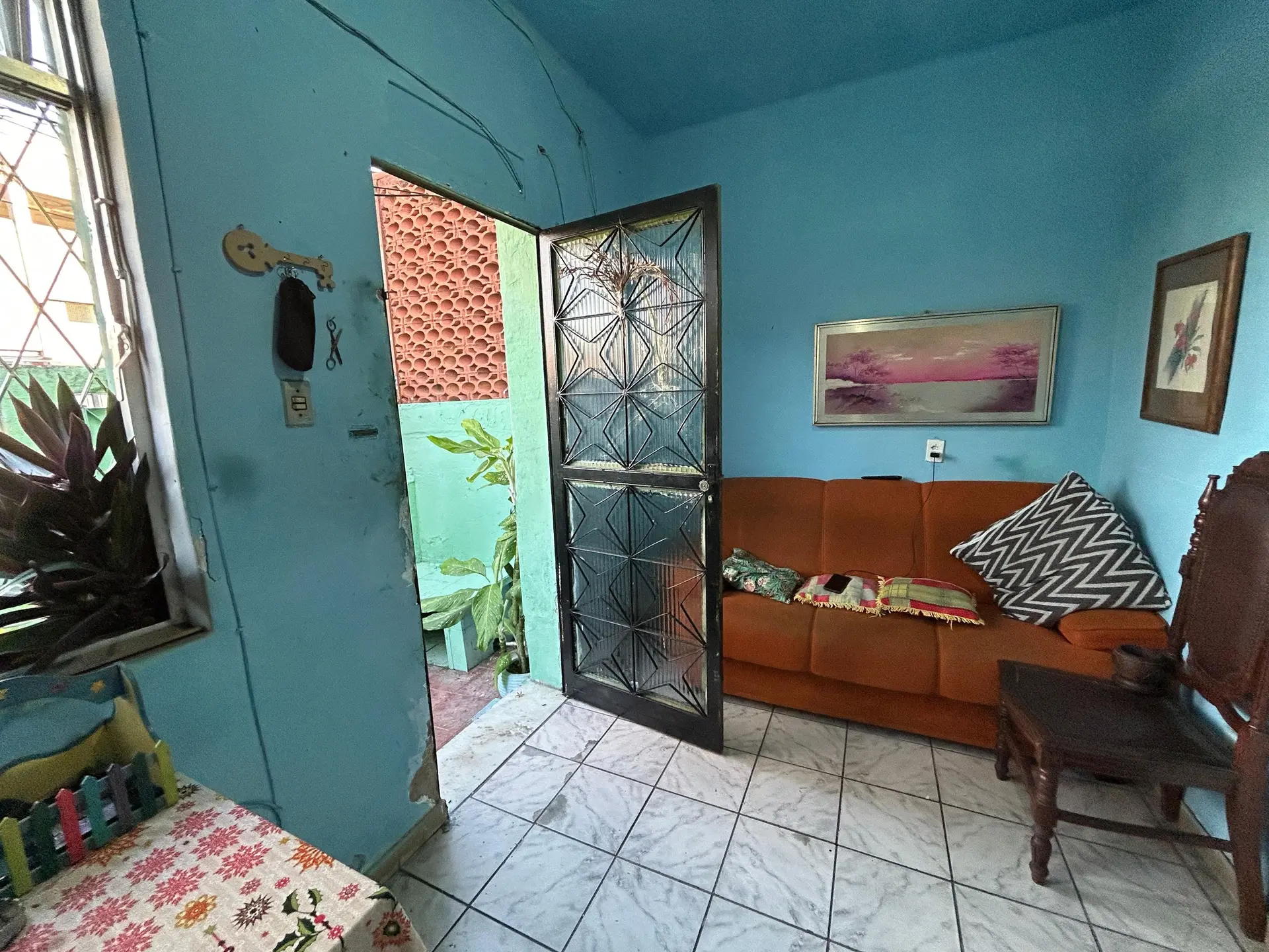 Furnished 2-bedroom house with 1 bathroom and glass shower