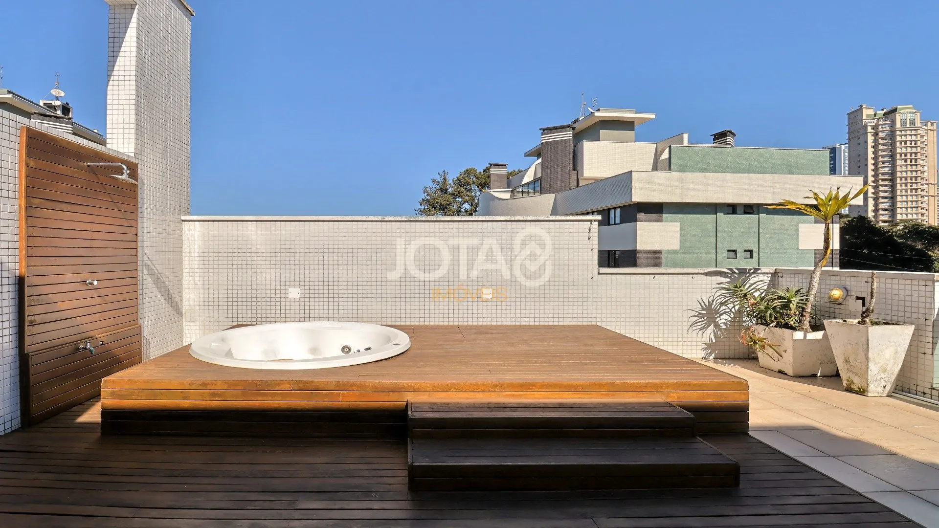 Furnished 3-bedroom apartment with a private BBQ — photo 24