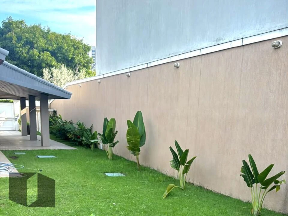 Balcony with a grill in a 4-bedroom house, 330 m² — photo 26