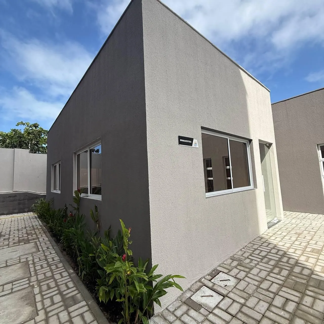 Apartamento com 2 quartos e banheiro com box de vidro — photo 15