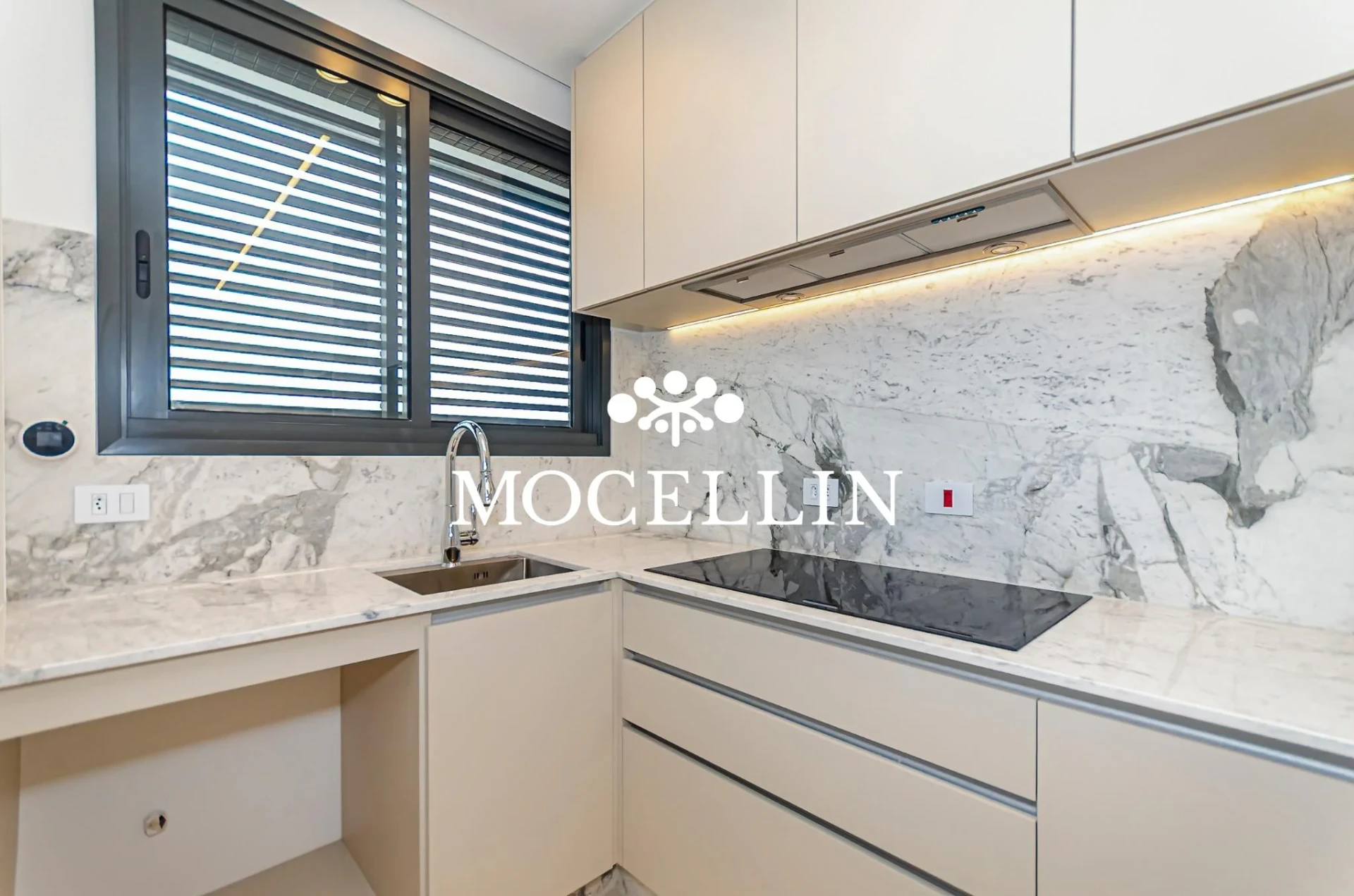 Floor-to-ceiling windows in a 3-bedroom apartment, 242 m² — photo 6