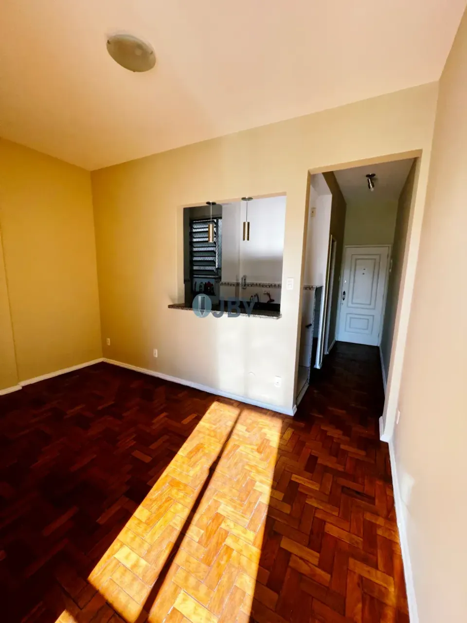 Деревянный пол или ламинат и 1 спальня: квартира 35 м² — photo 9