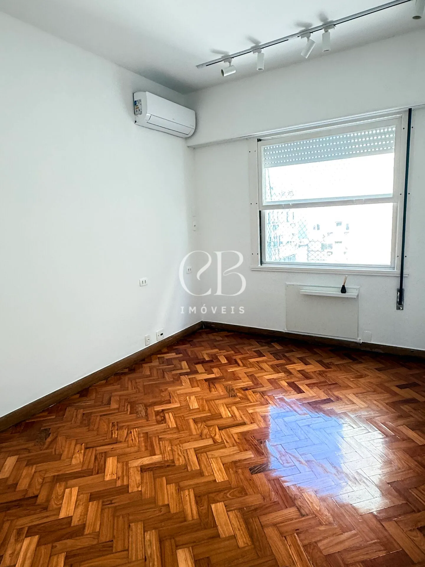Apartment with 4 bedrooms and a glass-enclosed balcony — photo 24